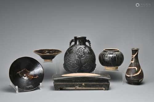 A GROUP OF CHINESE CIZHOU / JIZHOU TYPE BLACK GLAZED CERAMIC...