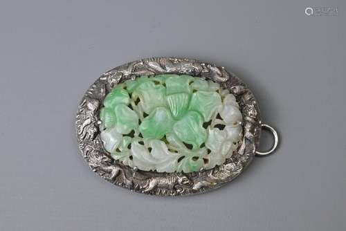 A CHINESE SILVER MOUNTED JADE CLIP BROOCH, EARLY 20TH CENTUR...