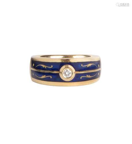 FABERGÉ
Bague en or jaune émaillé bleu sur la
moitié, o