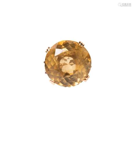 Une bague en or 375°/00 sertie
d'une citrine, trace de