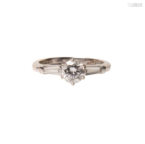 Bague solitaire en or blanc 750°/00,
sertie d'un diaman