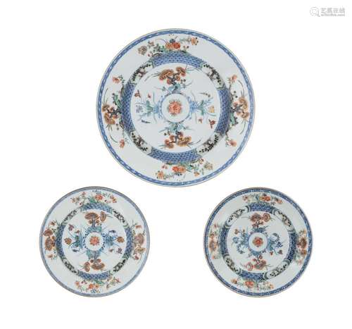 CHINE, ÉPOQUE KANGXI (1662-1722)
Deux assiettes et un p