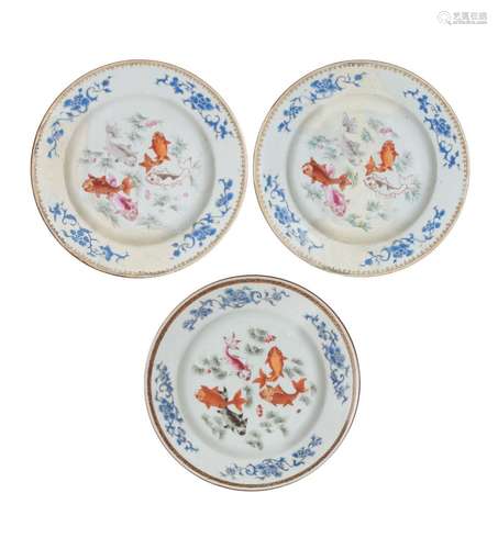 CHINE, ÉPOQUE QIANLONG (1736-1795)
Trois assiettes en p