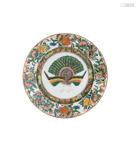 CHINE, CANTON, XIXe SIÈCLE
Deux assiettes en porcelaine