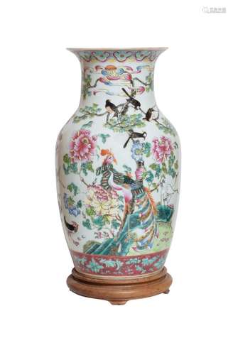 CHINE, DÉBUT XXe SIÈCLE
Vase en porcelaine de la famill