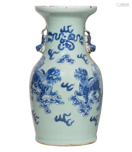 CHINE, XIXe SIÈCLE
Vase en porcelaine bleu blanc 
à déc