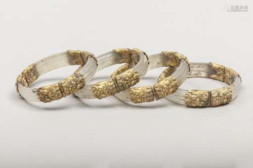 CHINE
Quatre bracelets en verre et or
D. 8 cm ; PB. 238