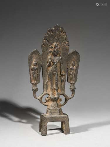 CHINE, STYLE TANG
Statuette figurant une triade en font