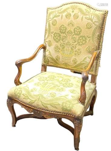 ÉPOQUE LOUIS XIV
Fauteuil en noyer mouluré et sculpté
g