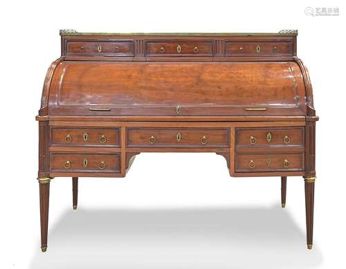 ÉPOQUE LOUIS XVI, XVIIIe SIÈCLE
Bureau cylindre en acaj