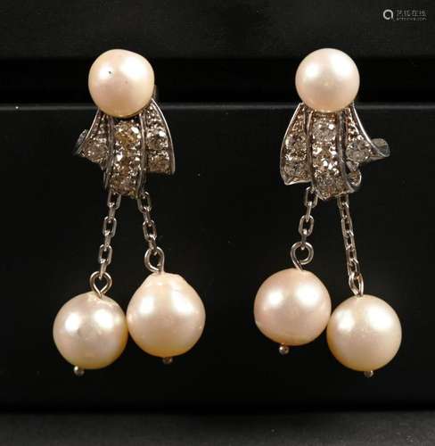 Boucles d'oreilles en platine, perles et diamnts