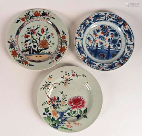 Suite de trois assiettes en porcelaine