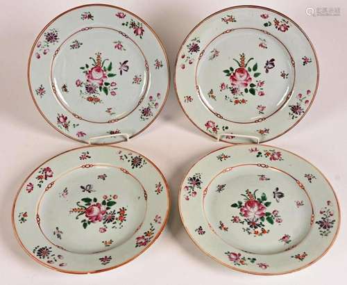 Suite de quatre assiettes en porcelaine