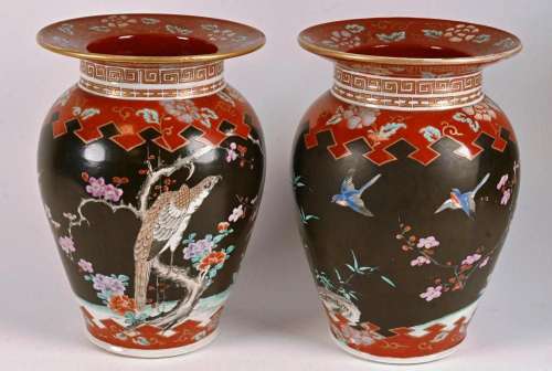JAPON ca 1900 - Paire de vases