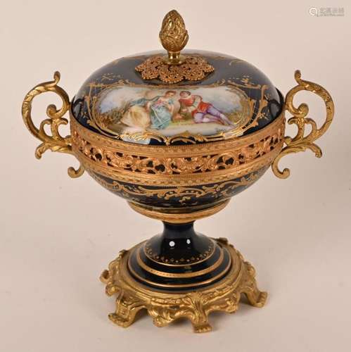 SEVRES, coupe en porcelaine