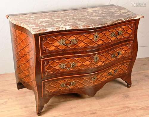 Commode galbée d'époque Transition