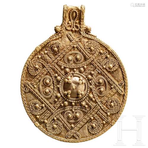 A gold Viking pendant with filigree, 10th century