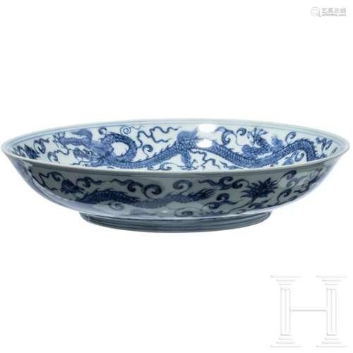 A Chinese blue and white dragon dish with Hongzhi six-charac...