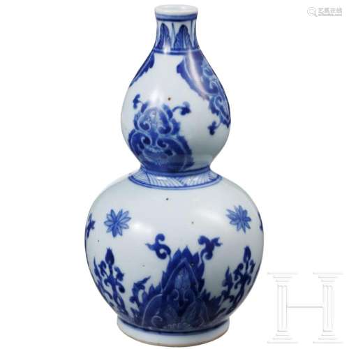 A Chinese blue and white double-gourd porcelain vase with fl...