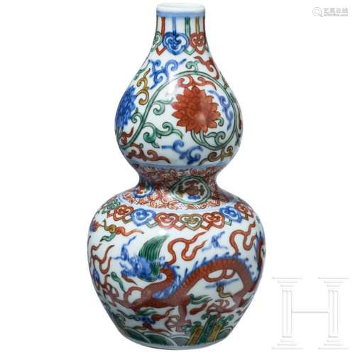 A Chinese Wucai double-gourd vase with Jiajing six-character...