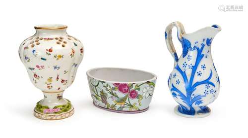 A PORCELAIN VASE, POT & EWER