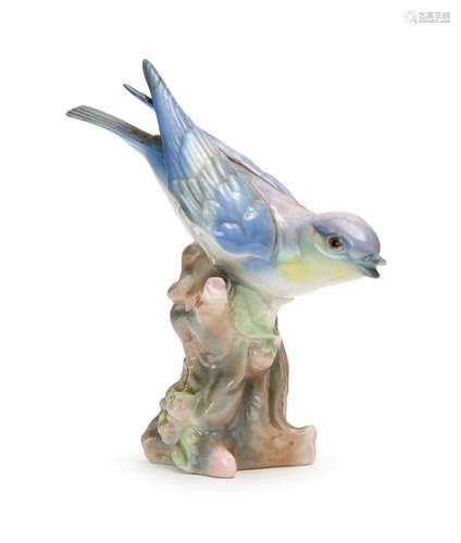 A PORCELAIN MODEL OF A BIRD, POSSIBLY BESWICK