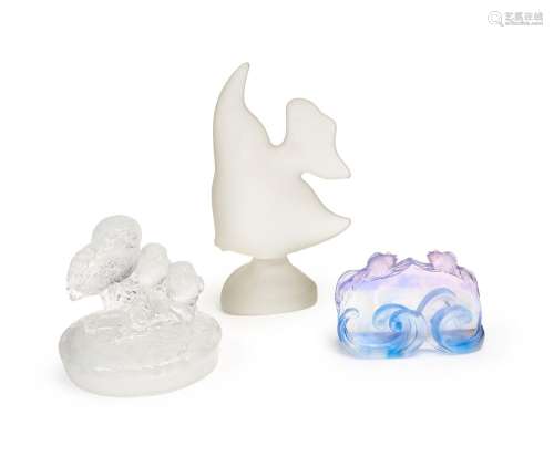 A FROSTED GLASS FISH FIGURE, OWL GROUP & KOD FISH GROUP