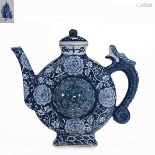 Late Qing Dynasty blue and white porcelain hollow flower pat...