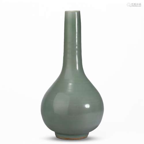 Green glaze bile bottle of Longquan Kiln in Qing Dynasty