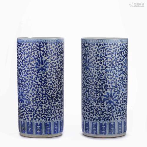 A pair of blue and white porcelain flower pattern in late Qi...