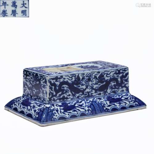 Ming Dynasty Wanli period blue and white porcelain dragon in...