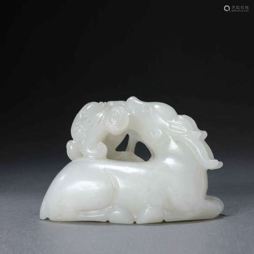 Jade deer ornaments from the Qing Dynasty