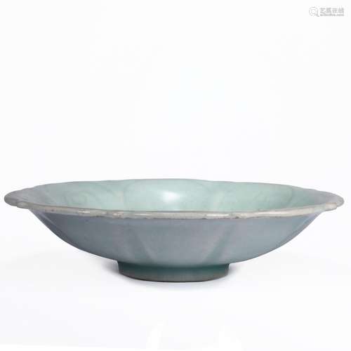 Qing Dynasty celadon dark carved flower pattern bowl