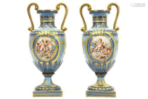 Paire de vases néoclassiques en porcelaine marquée