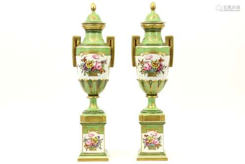 Paire de vases à couvercle néoclassique sur socle