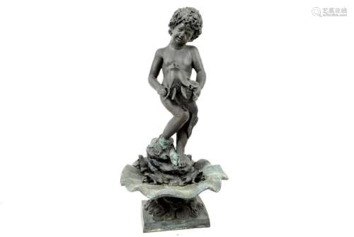 Fontaine en bronze avec un garçon debout sur un co