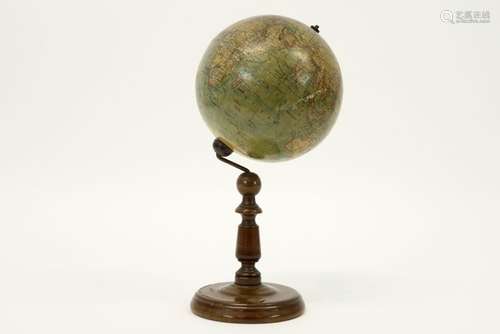 Globe antique Franz Joseph Ld. marqué sur support