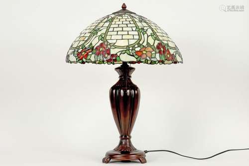 Lampe de style Tiffany avec base en bronze et abat