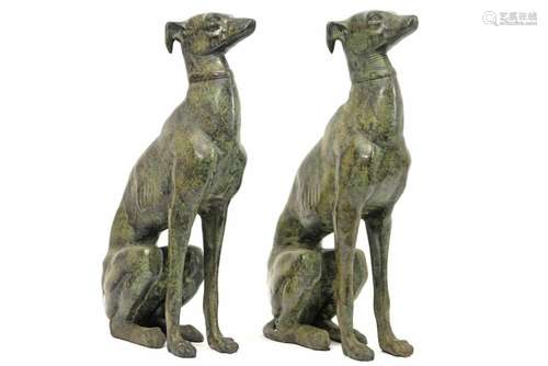 Paire de sculptures décoratives "Chiens assis" en