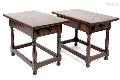 Paire de petites tables d'appoint en chêne||Paire