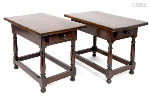 Petite table ancienne en chêne de style Renaissanc
