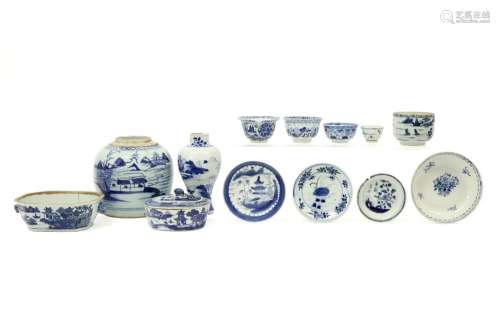 Lot divers de porcelaines chinoises anciennes à dé