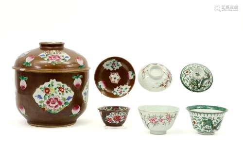 Lot divers de porcelaine chinoise à décor polychro