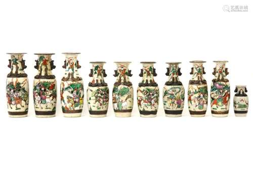 Dix petits vases chinois typiques "Nankin" en porc