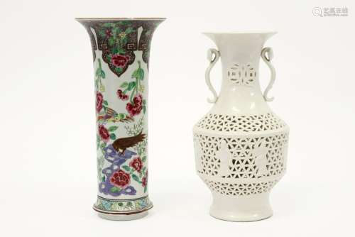 Deux vases dont un en porcelaine à décor Famille R