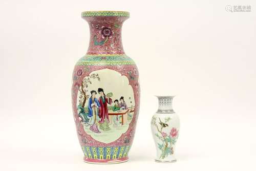 Deux vases en porcelaine marquée de la République