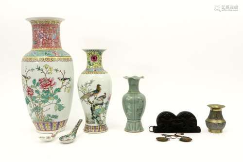 Plusieurs objets en porcelaine chinoise dont deux