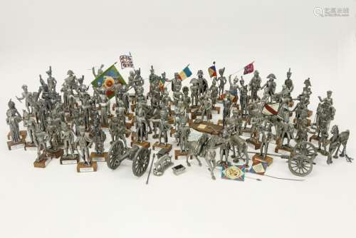 collection de 97 petites sculptures en étain de la