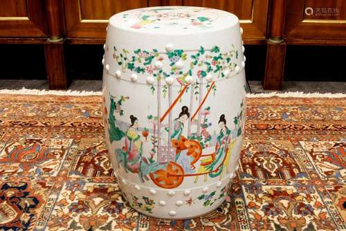 Tabouret chinois en porcelaine à décor de figures