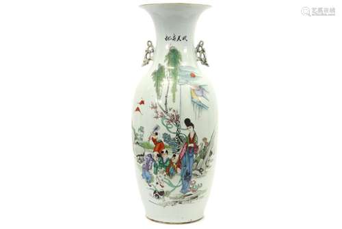 Vase chinois en porcelaine à décor polychrome d'un